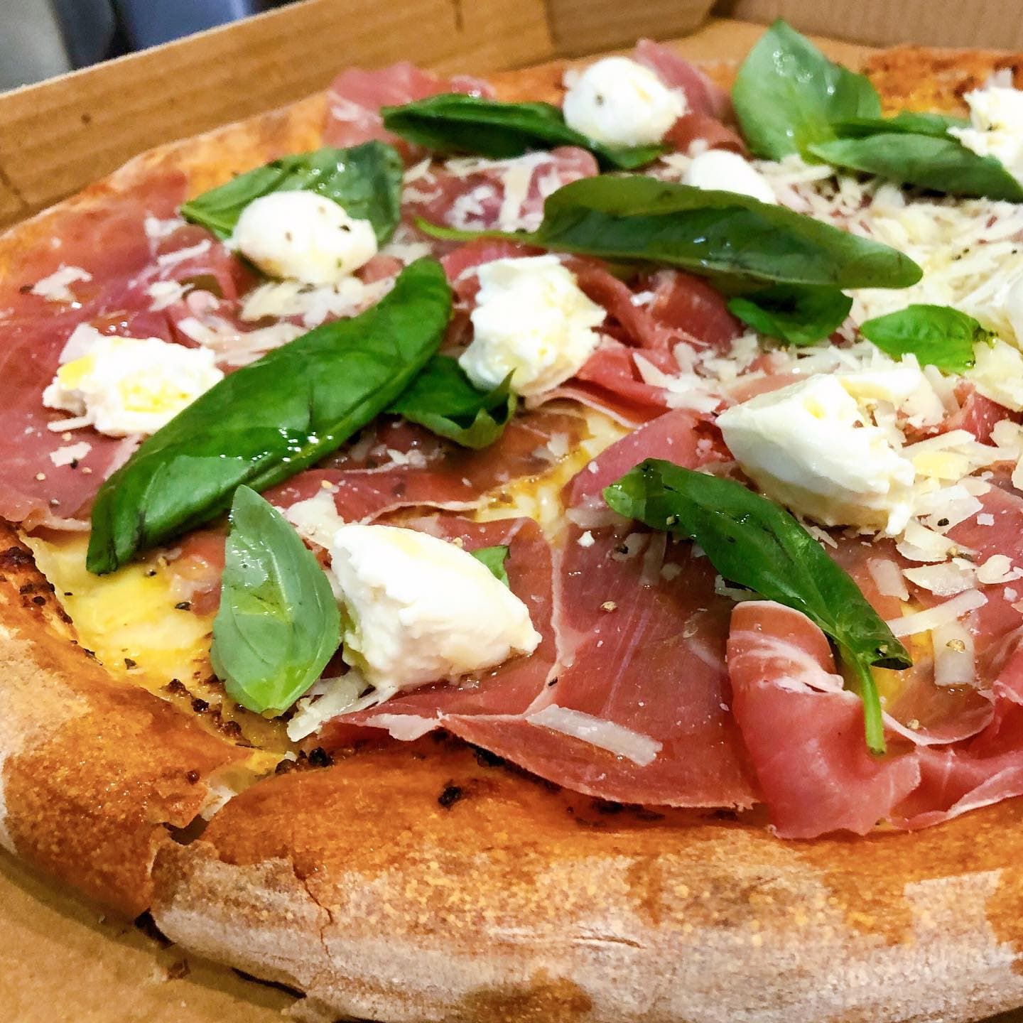 Veneto pizza with prosciutto, fior di latte and fresh basil